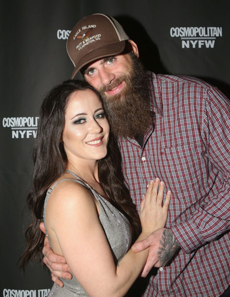 Jenelle Evans and David Eason posign with a hug and smile.